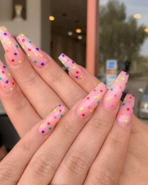 Diseños de uñas hermosas para adolescentes: Confeti multicolor sobre rosa translúcido