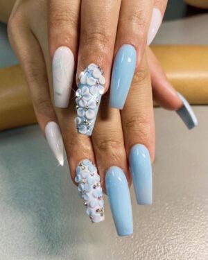 Diseños de uñas para adolescentes largas: Elegancia floral en azul cielo y blanco