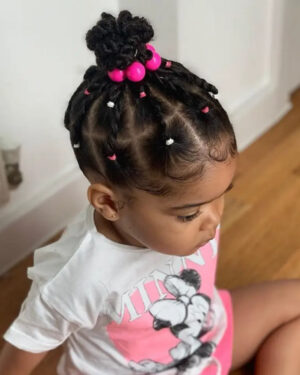 Peinados para Bebés con Poco Cabello y Corto Trenzas: Mini Trenzas con Moño Topknot Adornado