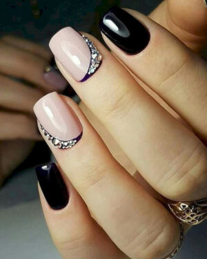 Diseños de uñas negras para adolescentes: Elegancia en rosa y negro con detalles brillantes