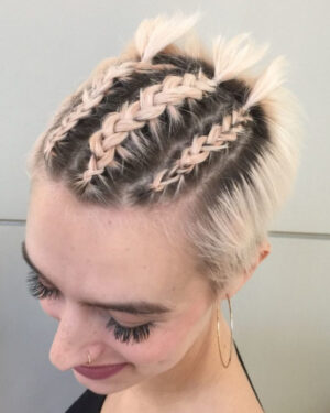 Peinados con Cabello Corto y Trenzas: Trenzas Adheridas Punk-Chic