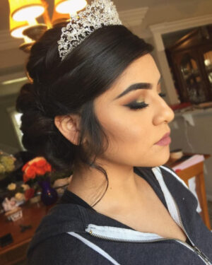 Peinados para Quinceañeras Recogido Cabello Corto Fiesta: Moño Bajo Elegante con Tiara