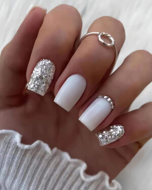 Diseños de Uñas para Adolescentes Blancas: Elegancia Invernal con Glitter