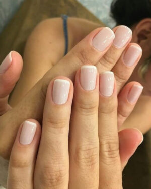 Diseños de Uñas Naturales para Adolescentes: Manicura Rosa Perlado Minimalista