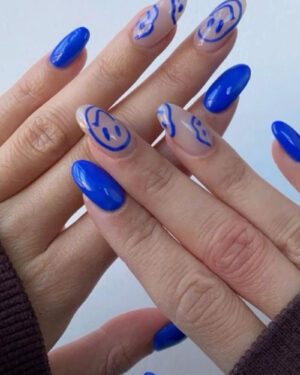 Diseños de uñas para adolescentes color azul: Estilo emoji moderno