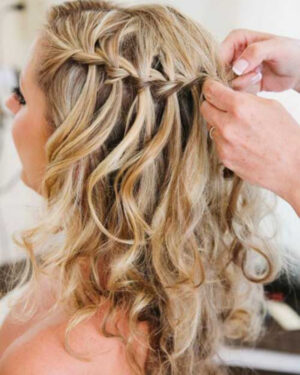 Peinados con Trenzas y Cabello Suelto Rizado Corto: Cascada Trenzada Romántica